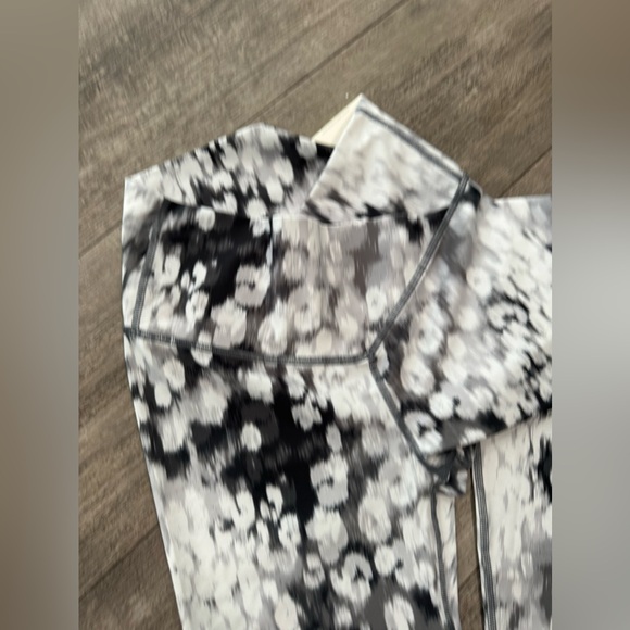 AERIE shine high waisted crossover leggings 🤍 - Picture 8 of 10